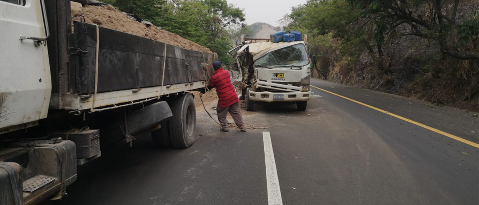 Joven resulta lesionado tras fuerte choque entre dos camiones en la carretera Santa Ana