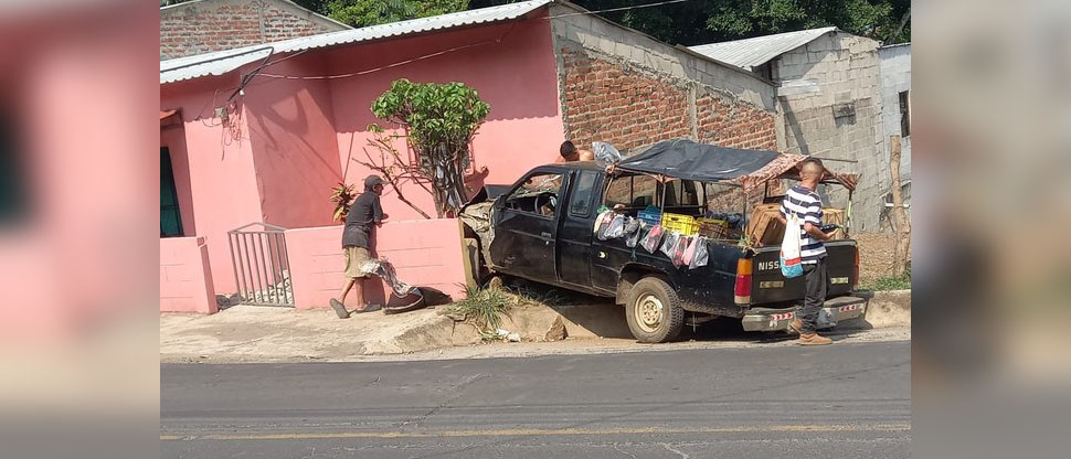 Trasladan al hospital a mujer luego que pick up con verduras se estrelló contra una casa