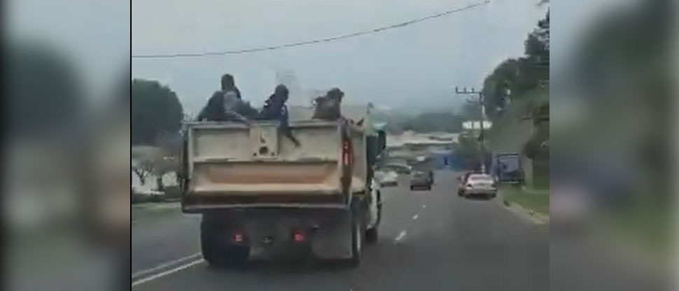 Denuncian a motorista de volqueta por “echarle el camión” a carro particular y llevar colgados a pasajeros