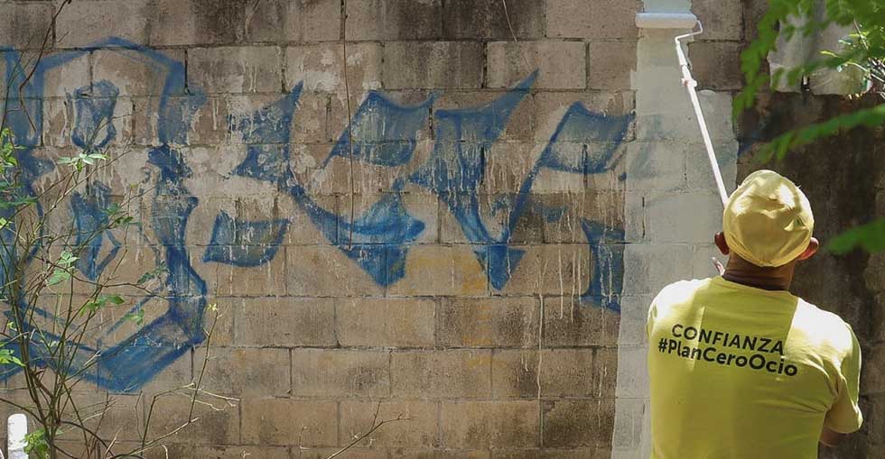 Privados de libertad borran grafitis de pandilla en Lourdes, Colón