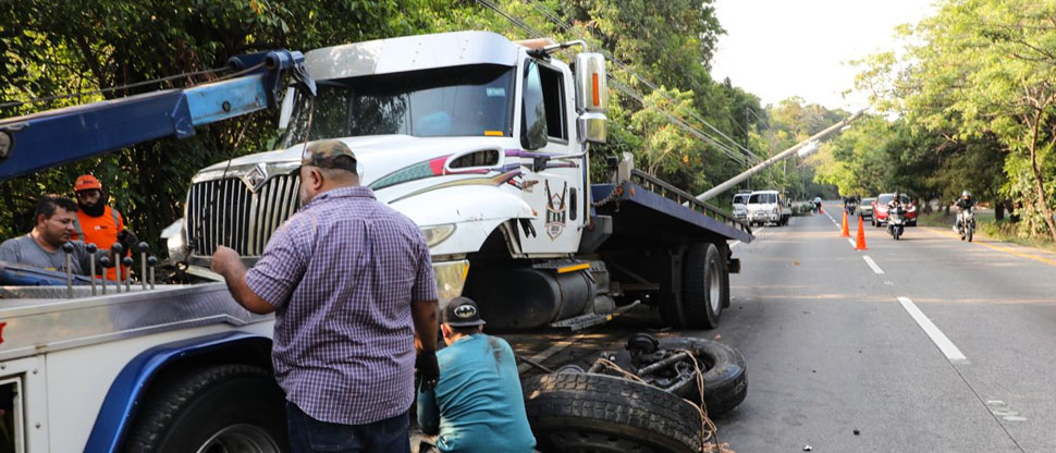 Grúa choca contra poste y lo derriba bloqueando parte de la carretera de Comalapa a San Salvador