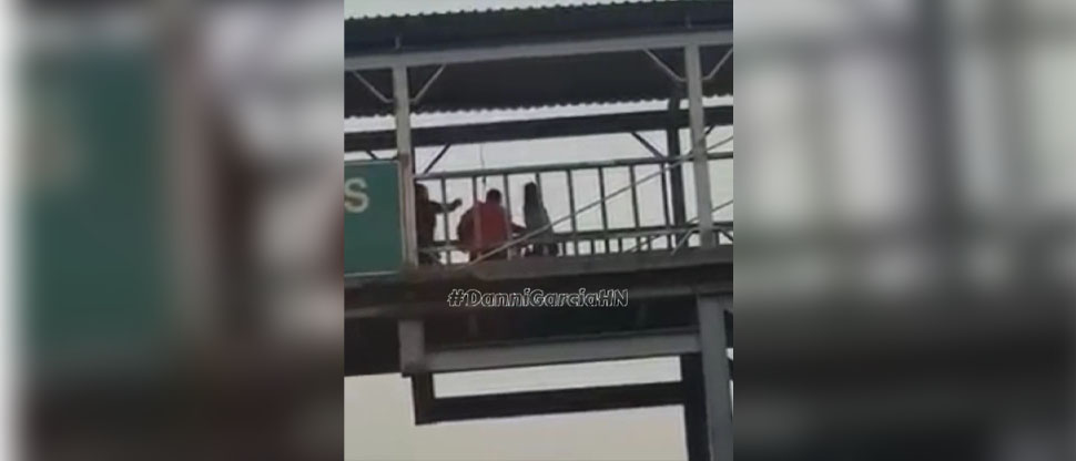 Empleados de maquila salvan a hombre que se amarró un lazo en el cuello y se arrojó de pasarela 