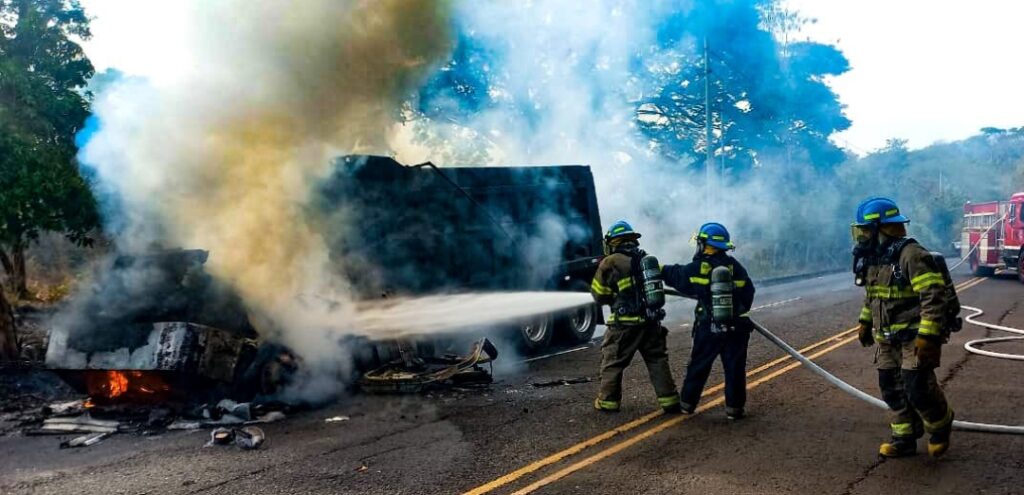 Camión queda reducido a chatarra tras incendiarse en carretera Litoral