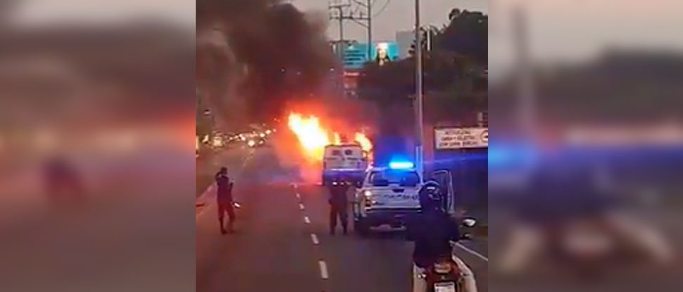 Reportan vehículo incendiado en bulevar Constitución