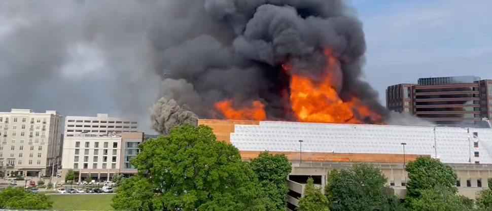 Difunden impresionantes imágenes de incendio masivo en centro comercial en Estados Unidos