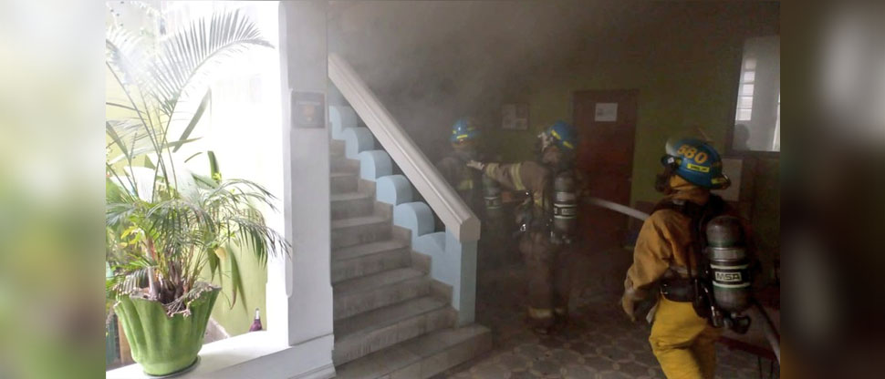 Evacúan a huéspedes de hostal tras fuerte incendio en las instalaciones  