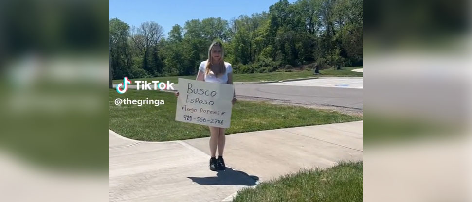 Joven estadounidense anda por la calle con una cartulina buscando esposo y ofrece “papeles”