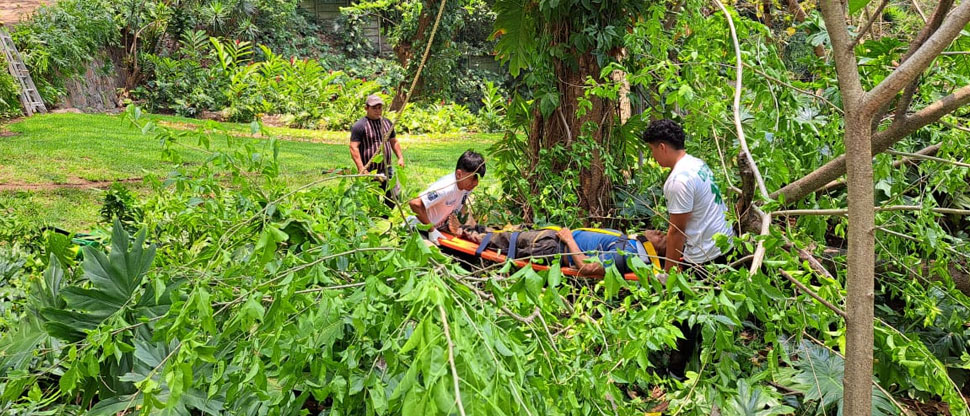 Hombre se encuentra en estado crítico tras caer en barranco de 12 metros de profundidad 