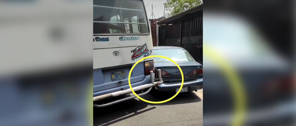 Microbús de la ruta 21 le arranca el bumper a un carro en San Jacinto e intenta escapar