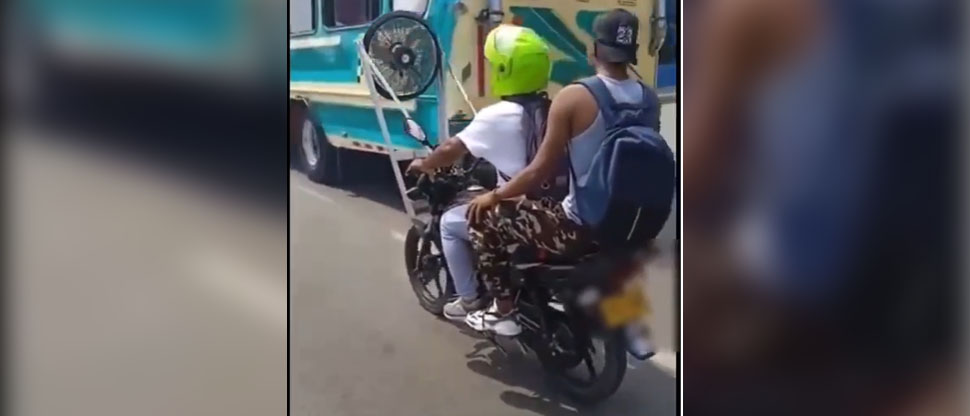 Hombre le coloca un ventilador a su moto para combatir la sofocante ola de calor