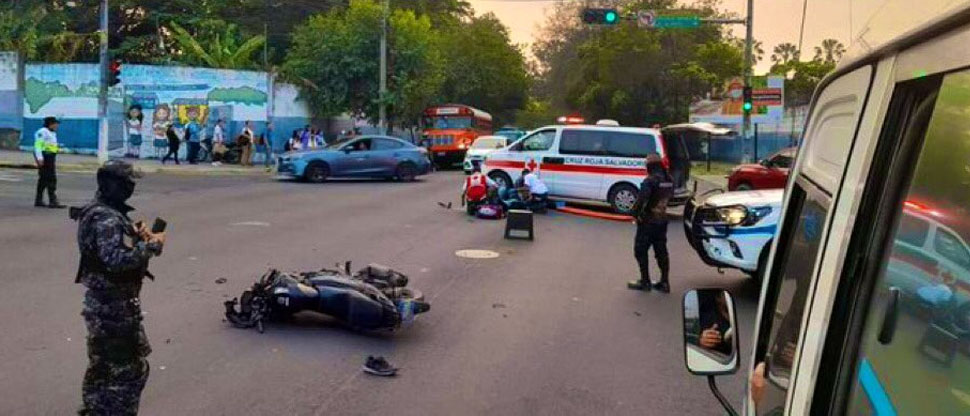 Motociclista queda tendido en la calle cerca del Inframen tras fuerte choque 