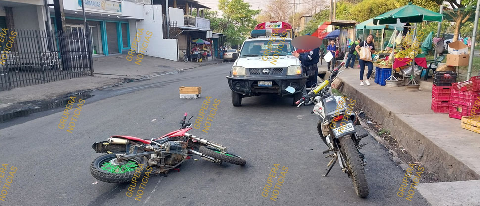 Hospitalizan a motociclista tras chocar contra bolsa de arena que dejaron a media calle