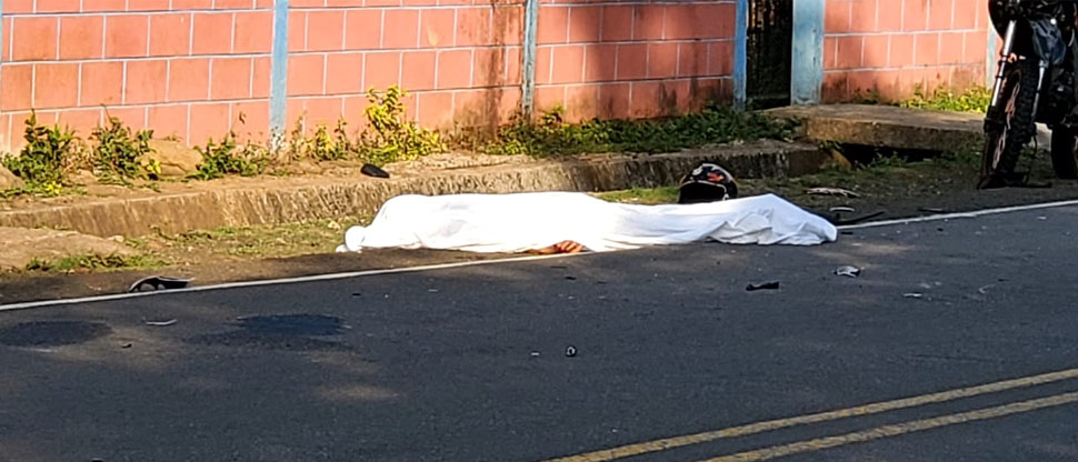 Motociclista se accidente y su cadáver queda tendido en la carretera en Morazán
