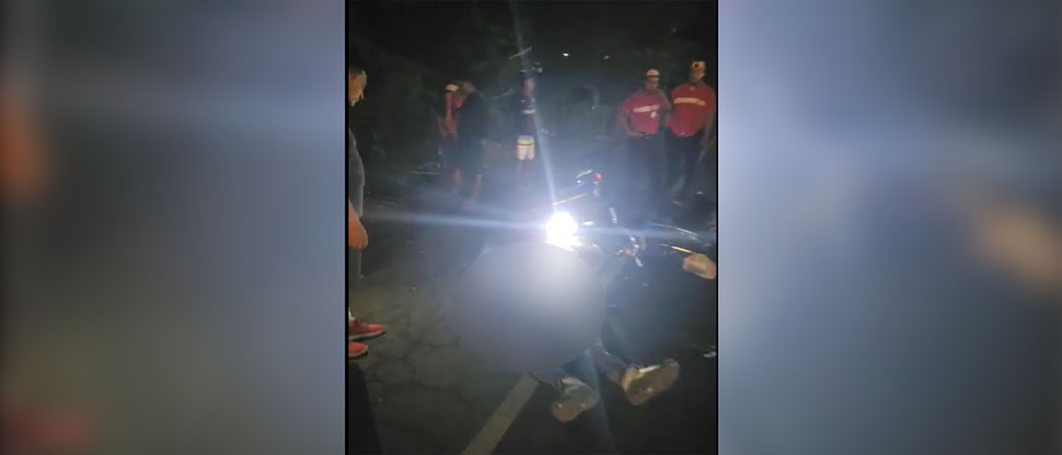 Tres motociclistas quedan tendidos en el asfalto tras grave choque en carretera a La Hachadura