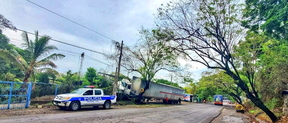 Captan a motorista de rastra luchando agónicamente por salir del cabezal tras fuerte choque