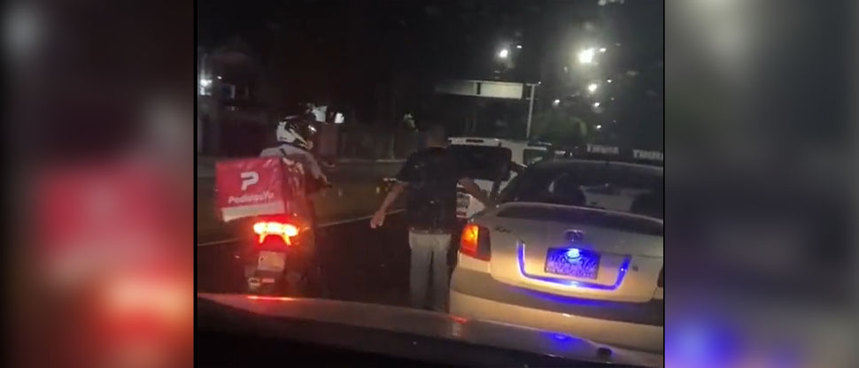 Mujer esconde cervezas mientras la PNC captura a 2 borrachos peleando en la calle