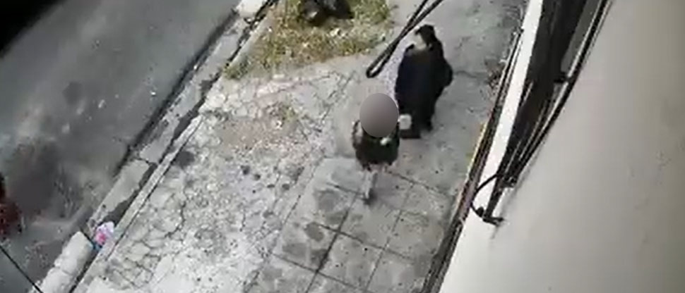 Mala madre: Captan a mujer que manda a su hijita a robar una mochila con $300 