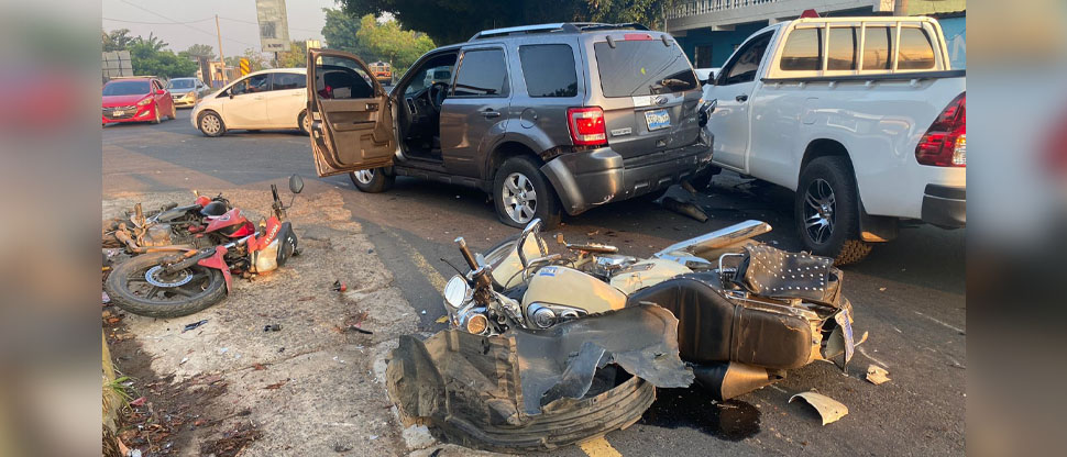 Se registran múltiples lesionados en choque entre dos motos y una camioneta