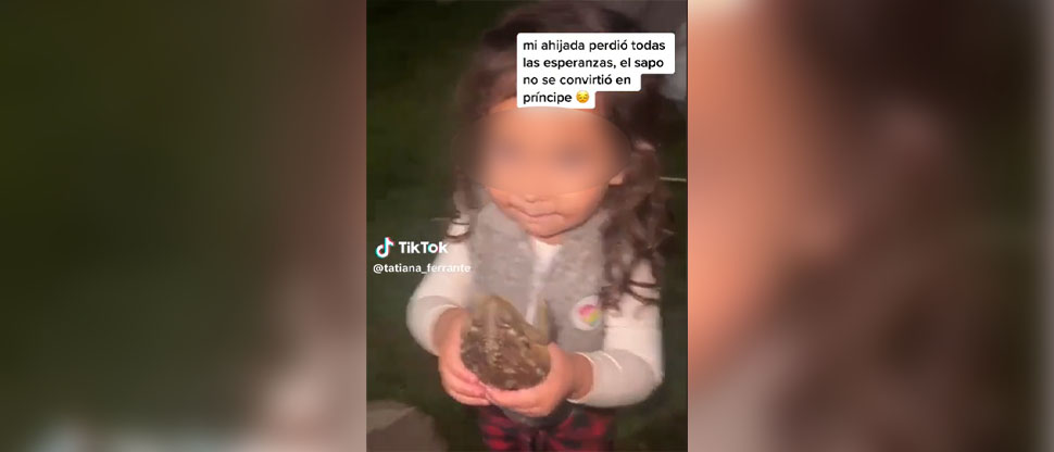 Niña besa sapo esperando que se convirtiera en príncipe