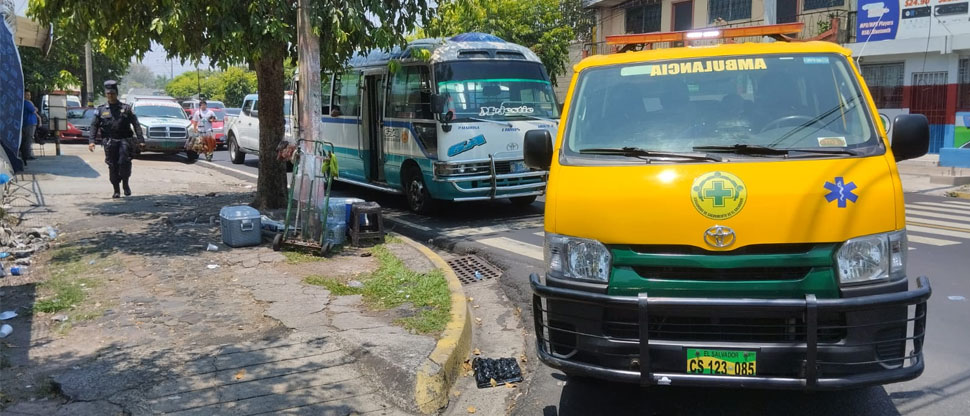 Pasajero se lesiona tras caer de un microbús de la ruta 6-A