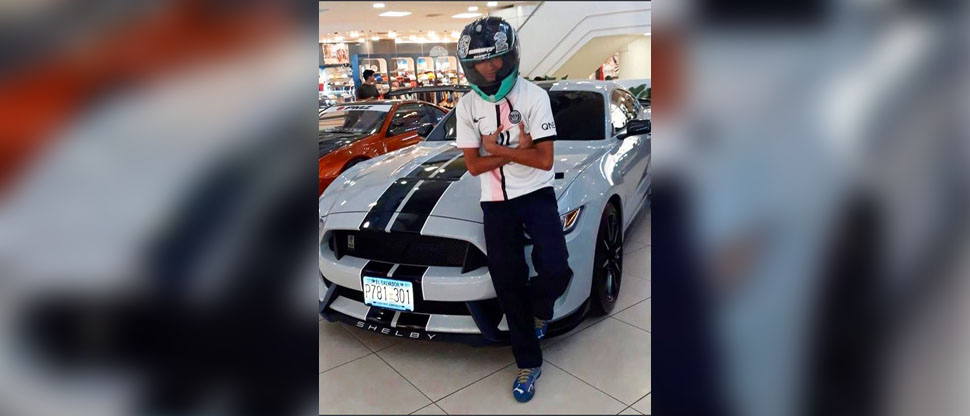 Critican a joven por poner el pie sobre el bumper de un carro de alta gama durante exhibición