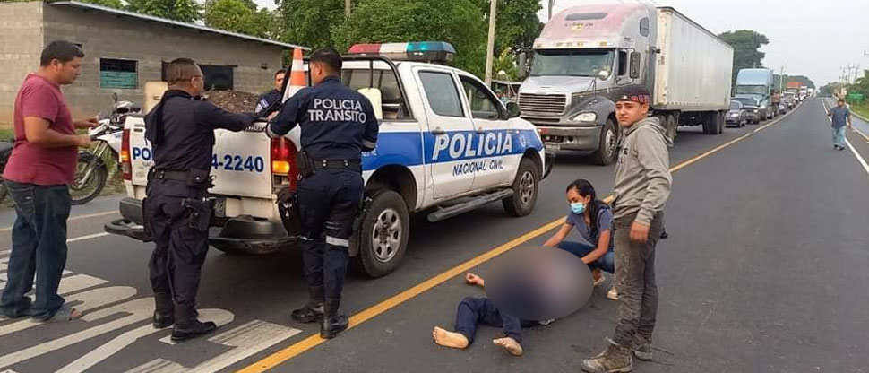 Automovilista atropella a peatón y se da a la fuga dejándolo tendido en al asfalto