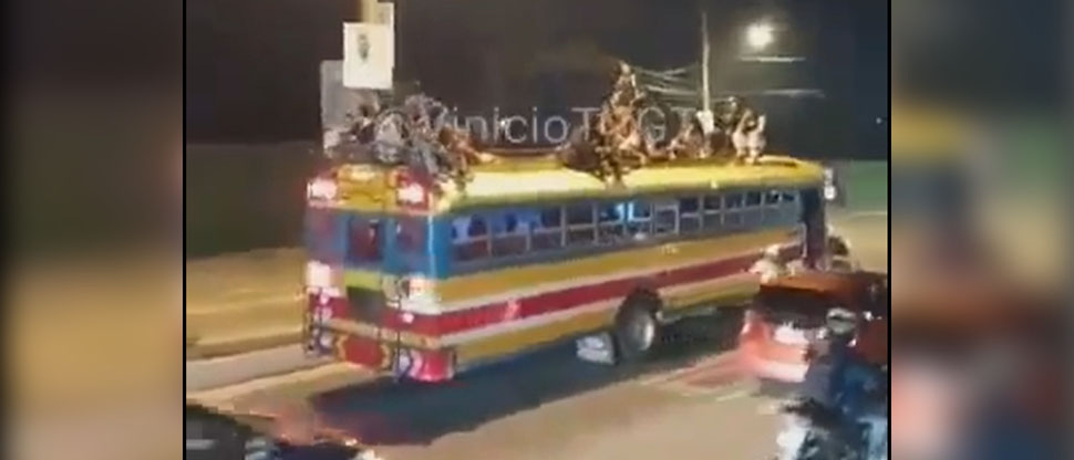 Intolerancia: Grupo de hombres se agarran a golpes en el techo de un bus