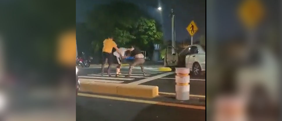 Dos hombres golpean ferozmente a un automovilista en la avenida Jerusalén