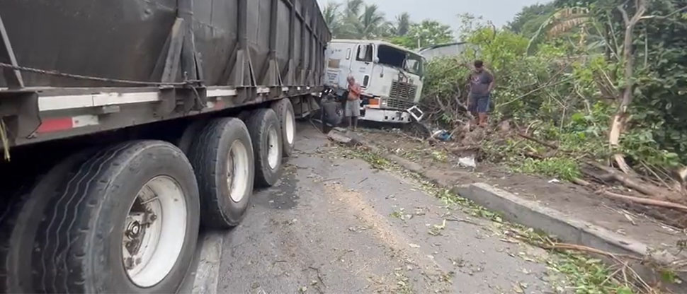 Rastra se estrella contra tienda y bloquea el tráfico en la carretera Litoral