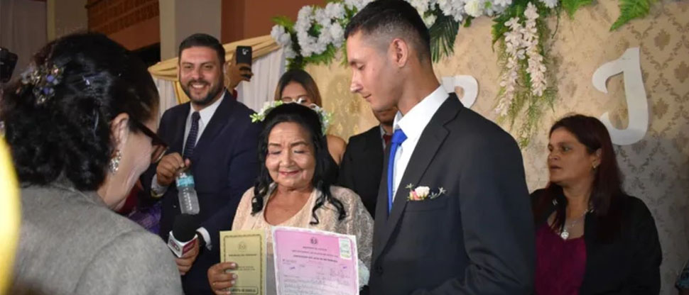 Para el amor no hay edad: Señora de 70 años se casa con jovencito de 27