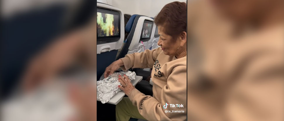 La tiktoker “Tía María” es viral tras comer tortilla con queso en un avión