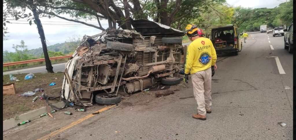 Aparatoso accidente se registra en autopista a Comalapa