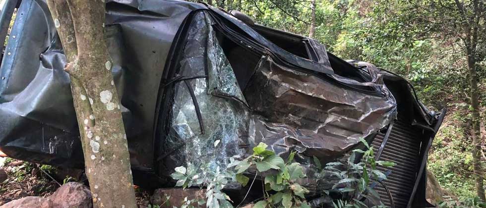Rescatan a conductor que cayó en un barranco