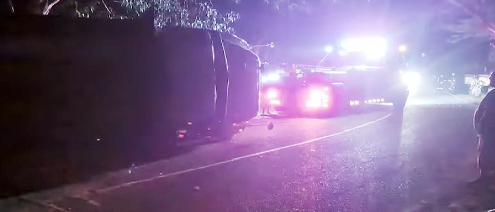 Conductor de camión arenero pierde el control y termina volcado en carretera a Santa Ana