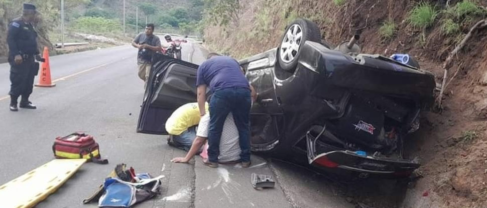 Socorristas y policías auxilian a personas tras volcar vehículo en carretera Longitudinal del Norte