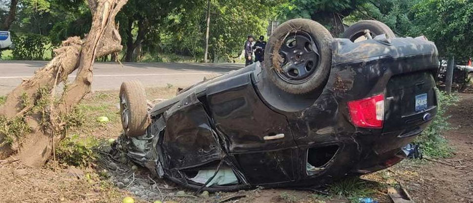Tres lesionados, entre ellos una adulta mayor, deja aparatoso accidente en San Vicente