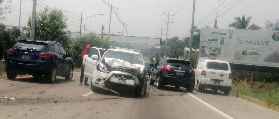 Reportan fuerte choque en carretera a Comalapa