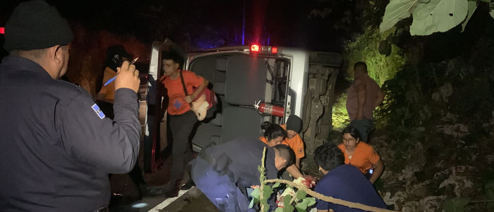 Conductor queda atrapado tras volcar microbús en carretera a Sonsonate