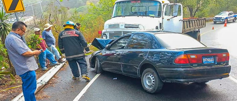 Bomberos auxilian a persona lesionada tras fuerte accidente en carretera Troncal del Norte