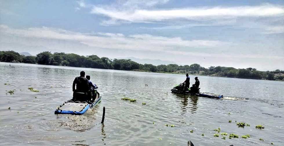 Policías ejecutan patrullajes acuáticos como parte del cerco en Nueva Concepción, Chalatenango