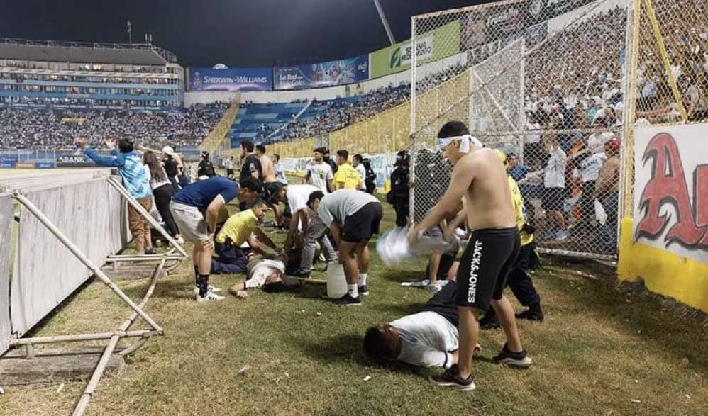 Tres fallecidos deja estampida de aficionados de Alianza por ingresar al Estadio Cuscatlán