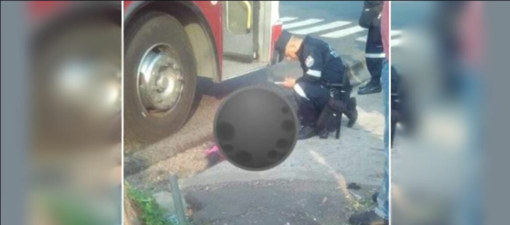 Persona de la tercera edad cae de un bus frente al monumento al Salvador del Mundo