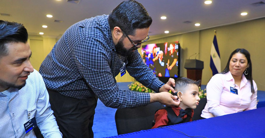 Activan implantes cocleares a niños con discapacidad auditiva  