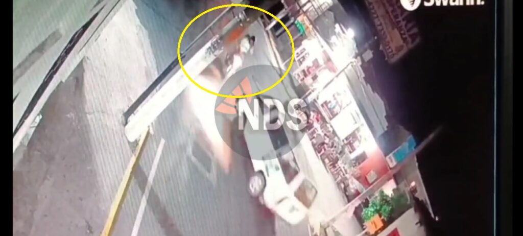 Cámaras captaron el momento exacto en que un microbús de una iglesia evangélica impacta a un biker