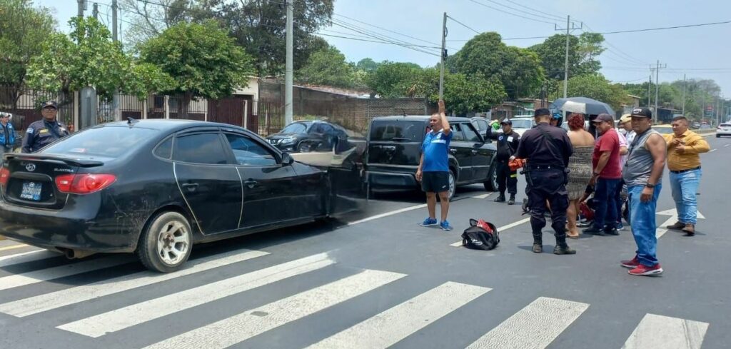 Conductor atropella a una mujer en carretera a Chalchuapa y acelera para huir de la escena