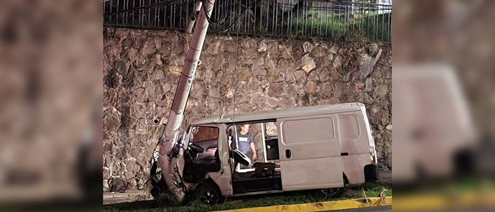 Conductor de microbús pierde el control y se estrella contra poste del tendido eléctrico