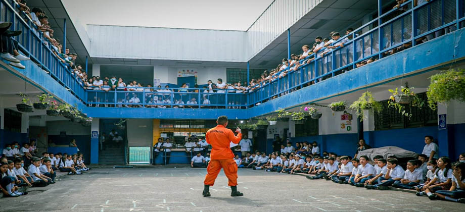 Bomberos realiza jornada educativa en centro escolar de Ayutuxtepeque