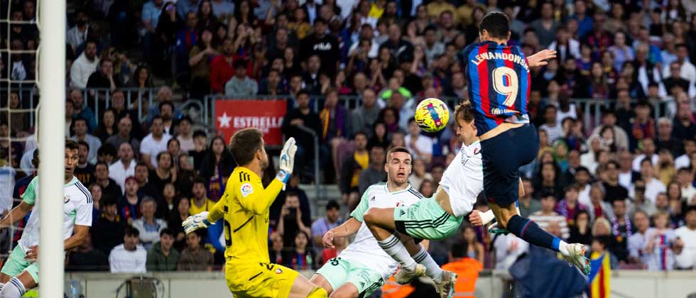 El Barcelona sufre para ganarle al Osasuna y acaricia el título de Liga