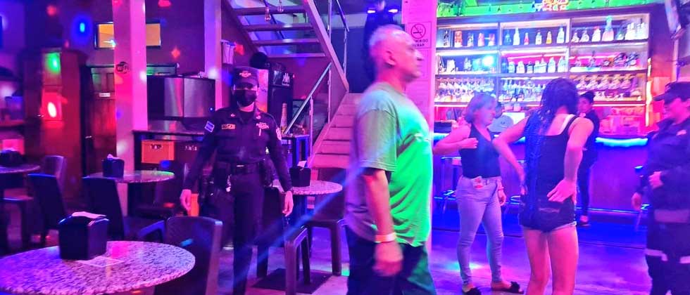 PNC «cae de sorpresa» en bares del país en busca de delincuentes