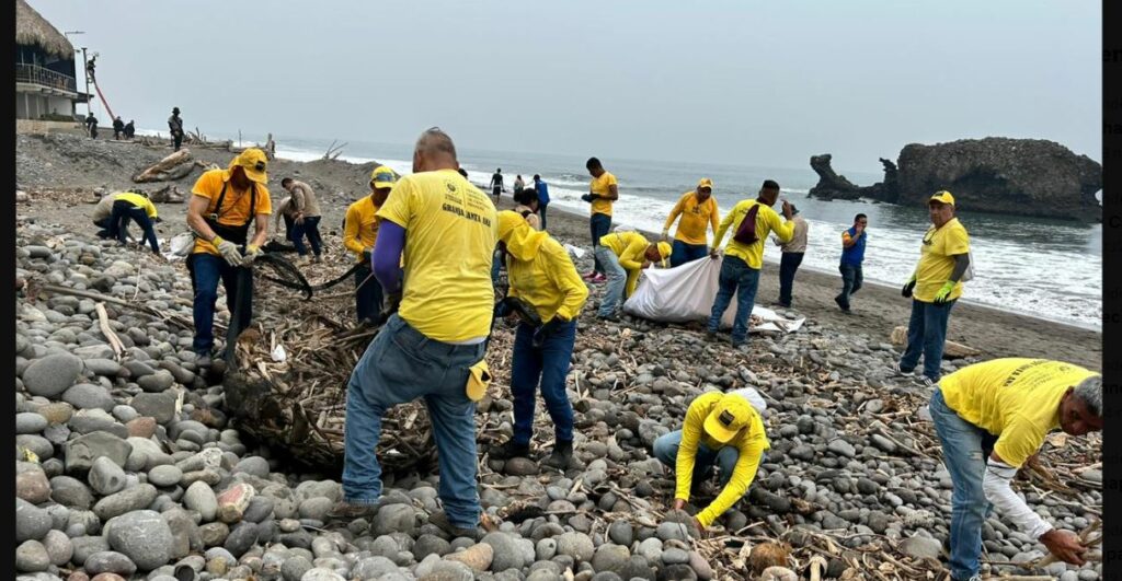 Instituciones realizan mega jornada de limpieza en playas de La Libertad